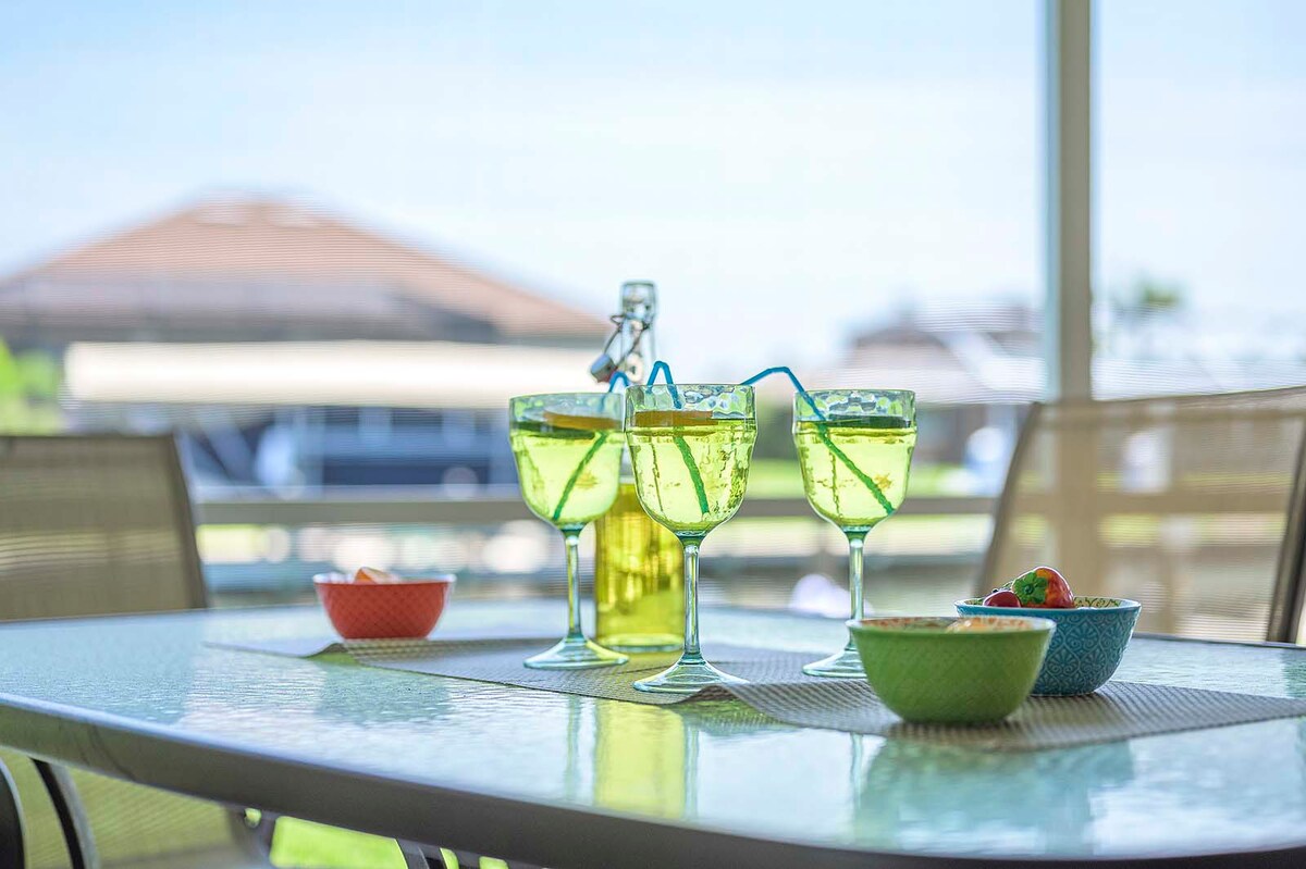 Ferienvilla am Wasser mit Bootslift und beheiztem Südpool.