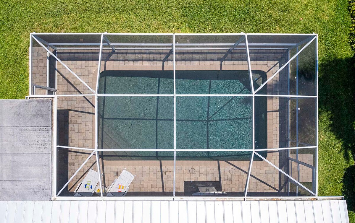 Ferienvilla in SW Cape Coral mit direktem Golfzugang, Bootslift und beheiztem Südpools.