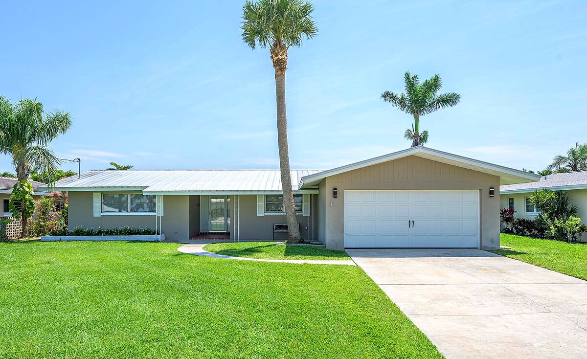 Ferienvilla in SW Cape Coral mit Golfzugang, Bootslift und beheiztem Südpool.