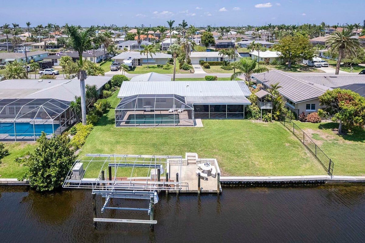 Außenansicht der Ferienvilla in SW Cape Coral mit Wasserlage und Bootslift.