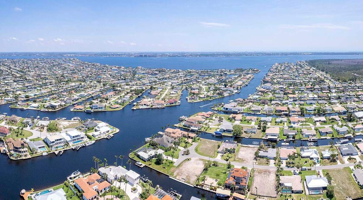 Lage in SW Cape Coral nahe Tarpon Point Marina, mit direktem Golfzugang und Bootslift.