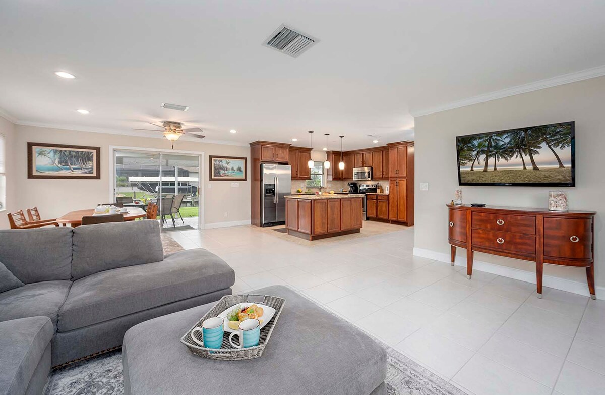 Ferienvilla am Wasser mit Golfzugang und Bootslift in SW Cape Coral.