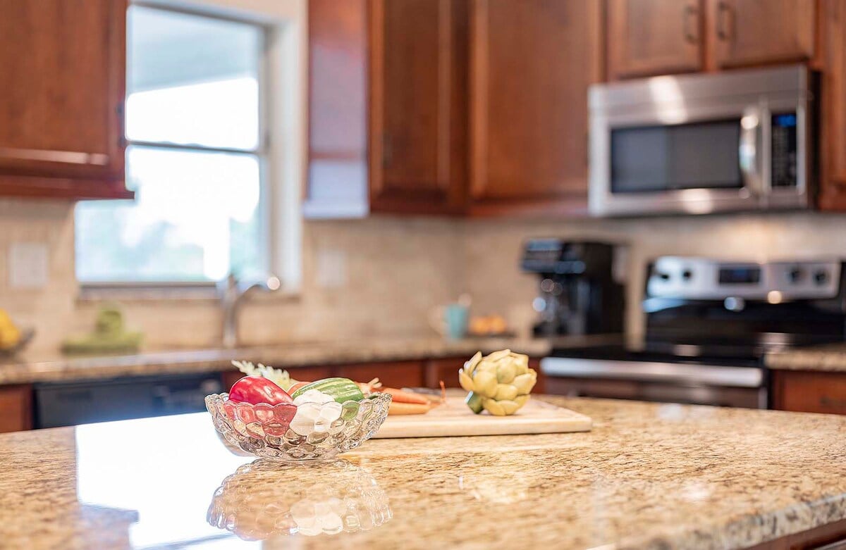 Ferienvilla am Wasser mit Bootslift und Blick auf den Kanal.