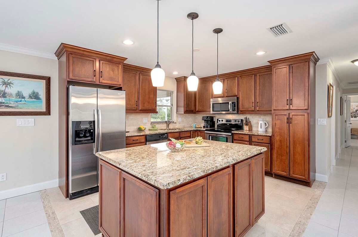 Ferienvilla am Wasser in SW Cape Coral mit Golfzugang und Bootslift.