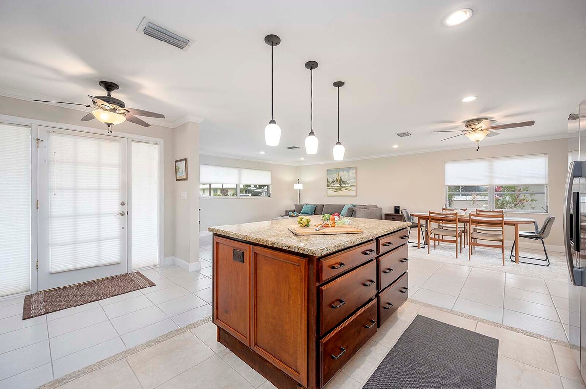 Der Grundriss umfasst Esszimmer, Wohnzimmer und Küche, alle offen