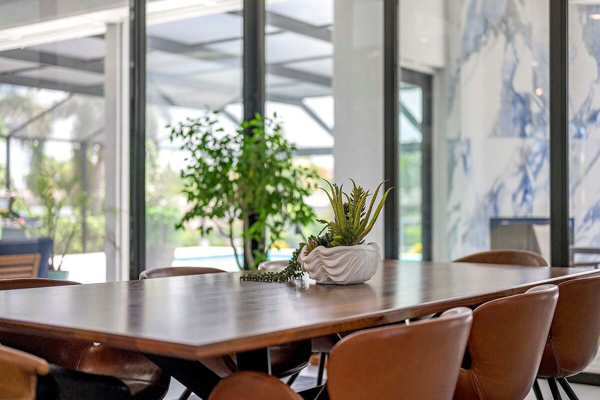 Das Esszimmer bietet einen weiten Blick auf den Pool und die Terrasse