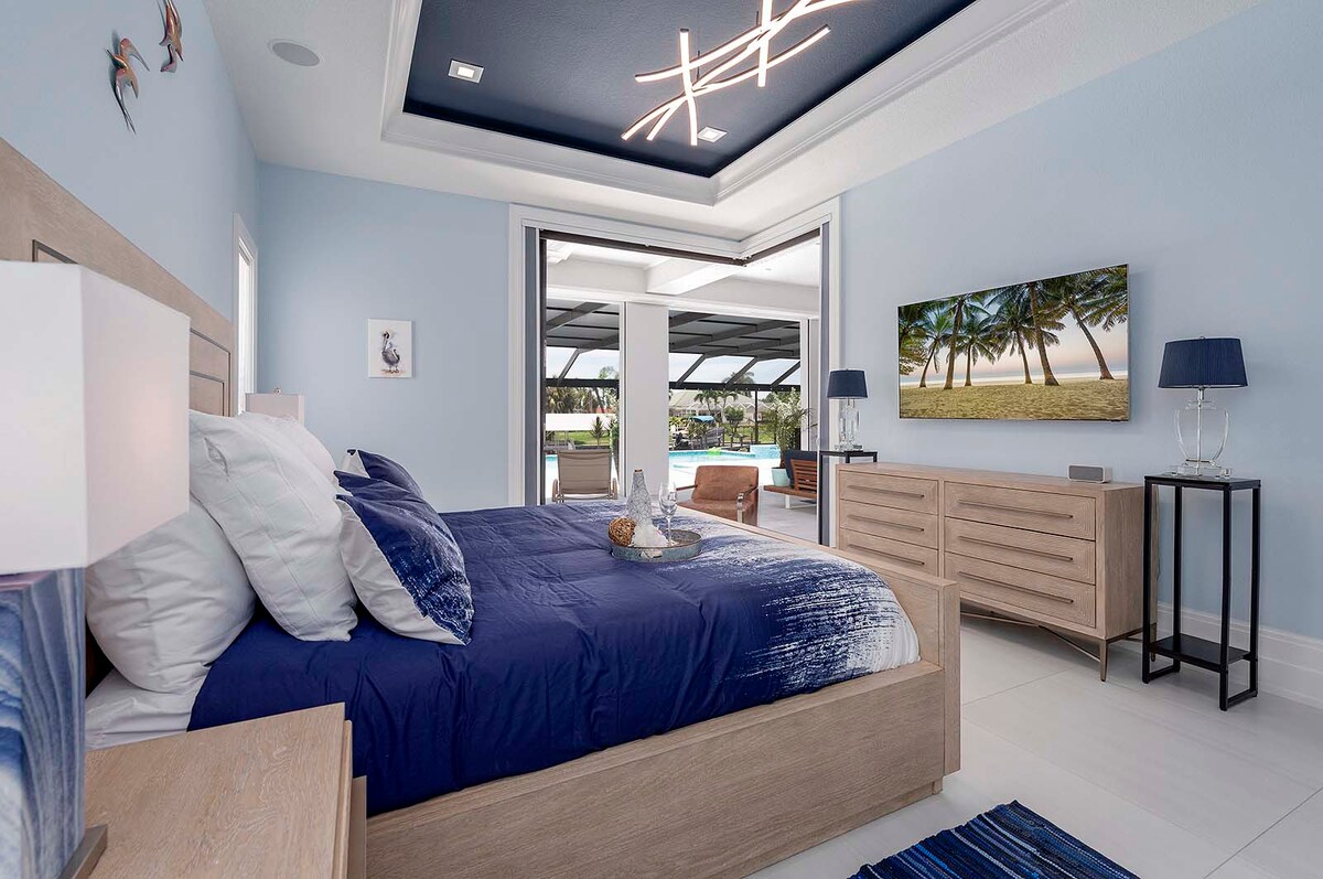 Hauptschlafzimmer im Erdgeschoss mit Zugang zum Pool