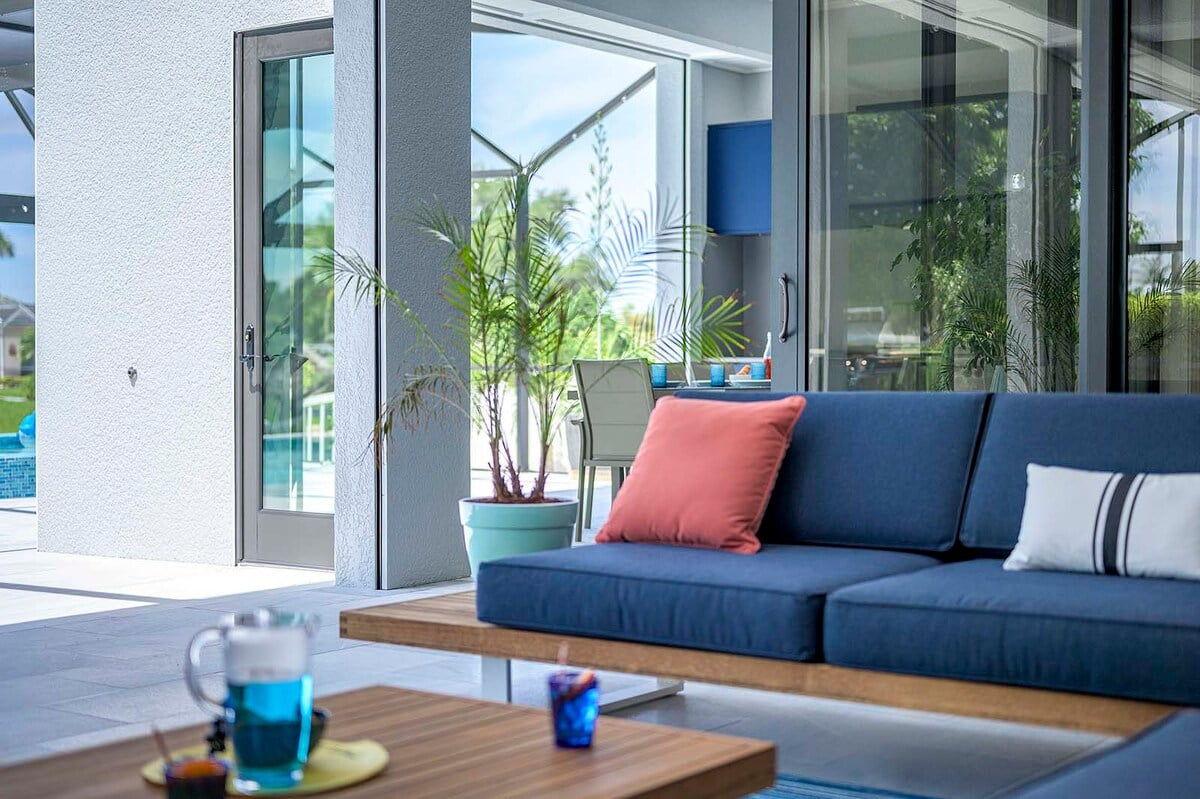 Außenküche und Essbereich auf der Terrasse mit Blick auf den Kanal.