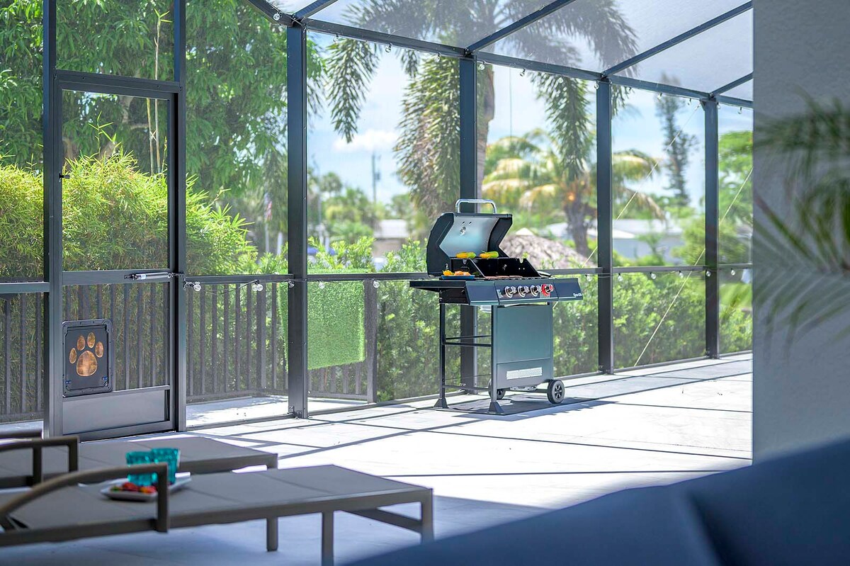 Außenbereich mit Salzwasser-Pool, Terrasse und Blick auf den Kanal.