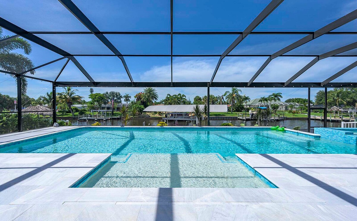 Pool im Resort-Stil mit Sonnenbank, viel Platz zum Schwimmen und Whirlpool