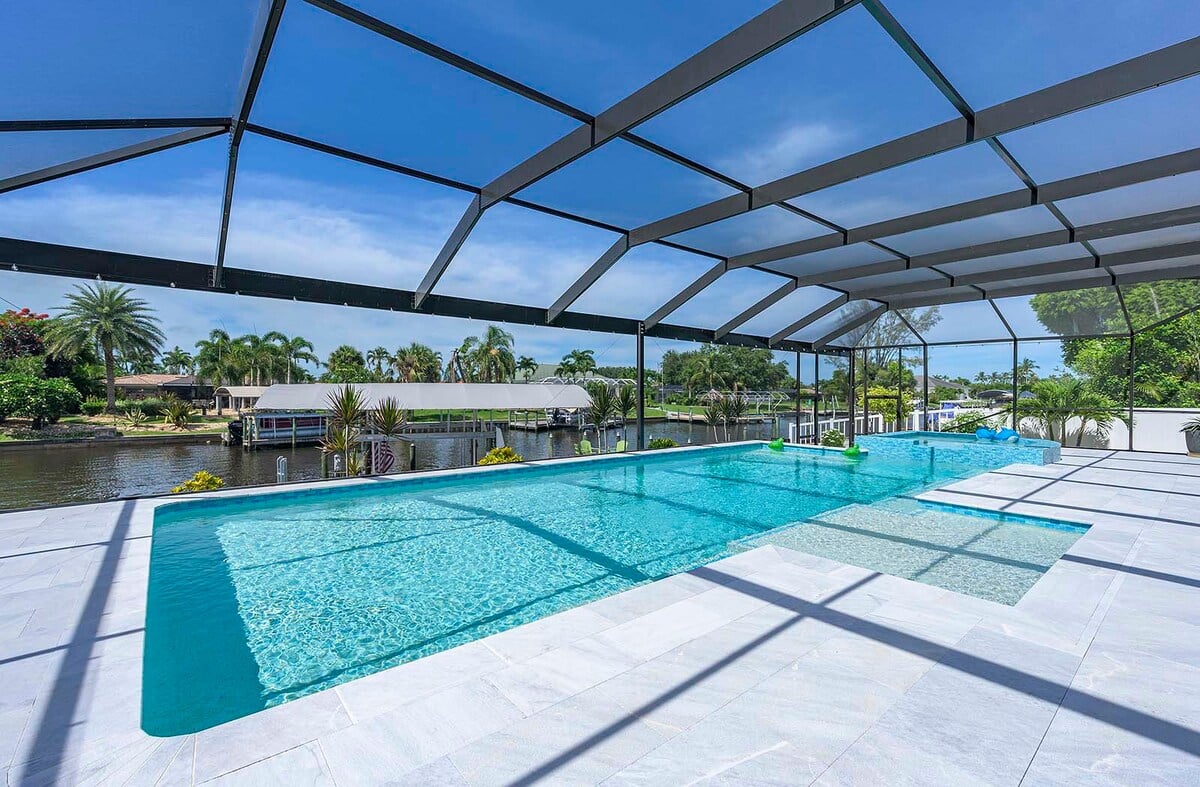 Außenbereich mit Salzwasser-Pool, Terrasse und Blick auf den Kanal.