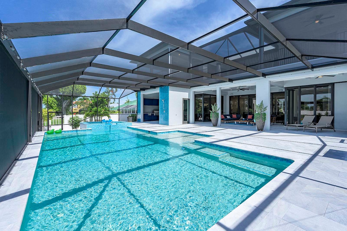 Blick auf den Pool und die Terrasse