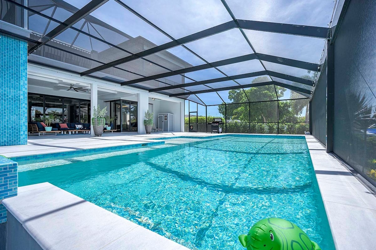 Großer Pool mit viel Sonneneinstrahlung