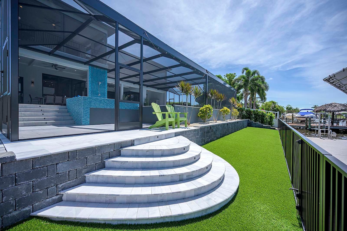 Untere Ebene des eingezäunten Hofes mit Zugang zum Dock