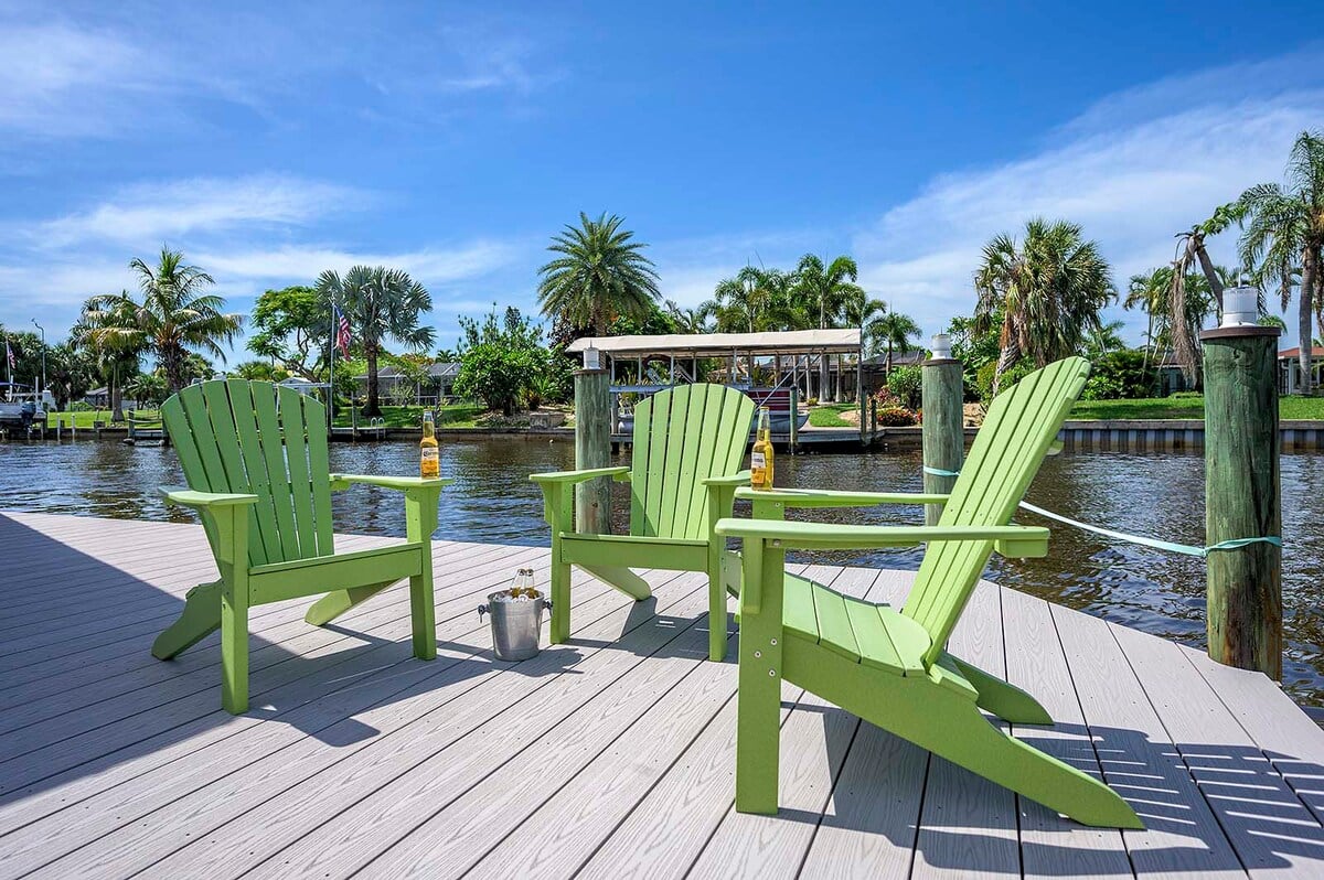 Salzwasser-Pool mit Sonnenliegen und Blick auf den Kanal.