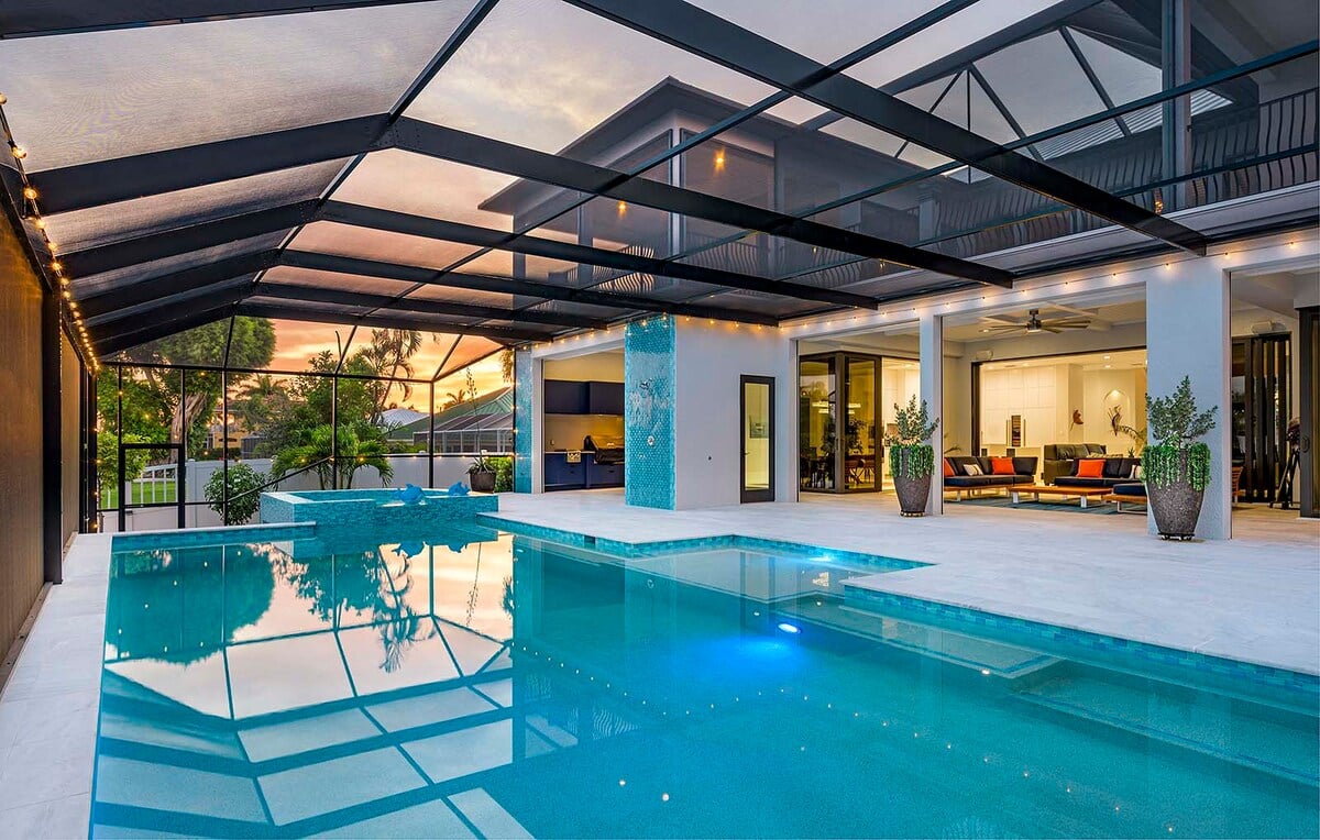 Salzwasser-Pool mit Terrasse und Blick auf den Kanal.