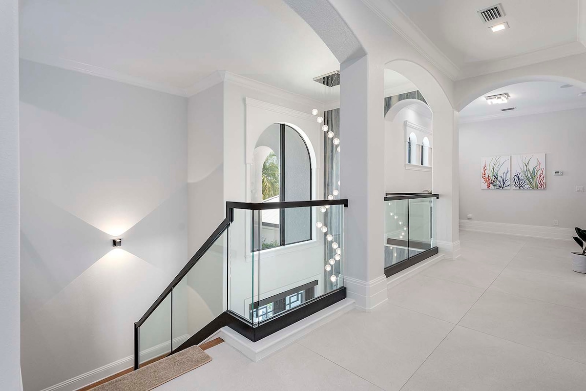 Terrasse am Kanal mit Blick auf den Salzwasser-Pool.