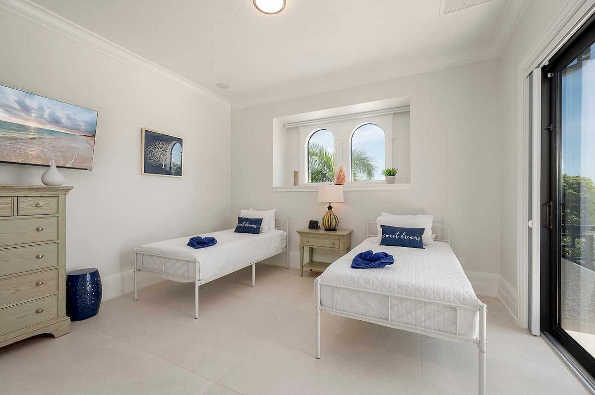 Zweibettzimmer mit TV und Balkon sowie eigenem Bad mit Dusche