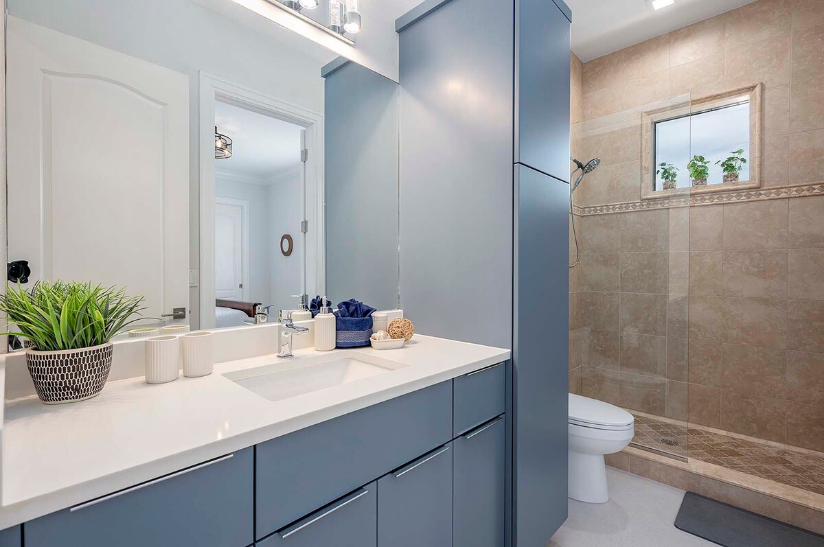 Gästebad und En-Suite-Schlafzimmer mit Queensize-Bett und ebenerdiger Dusche