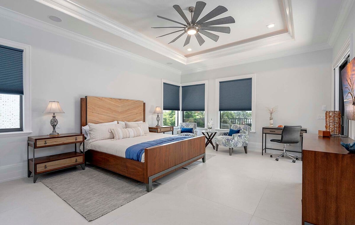 Außenküche und Esstisch auf der Terrasse mit Blick auf den Kanal.