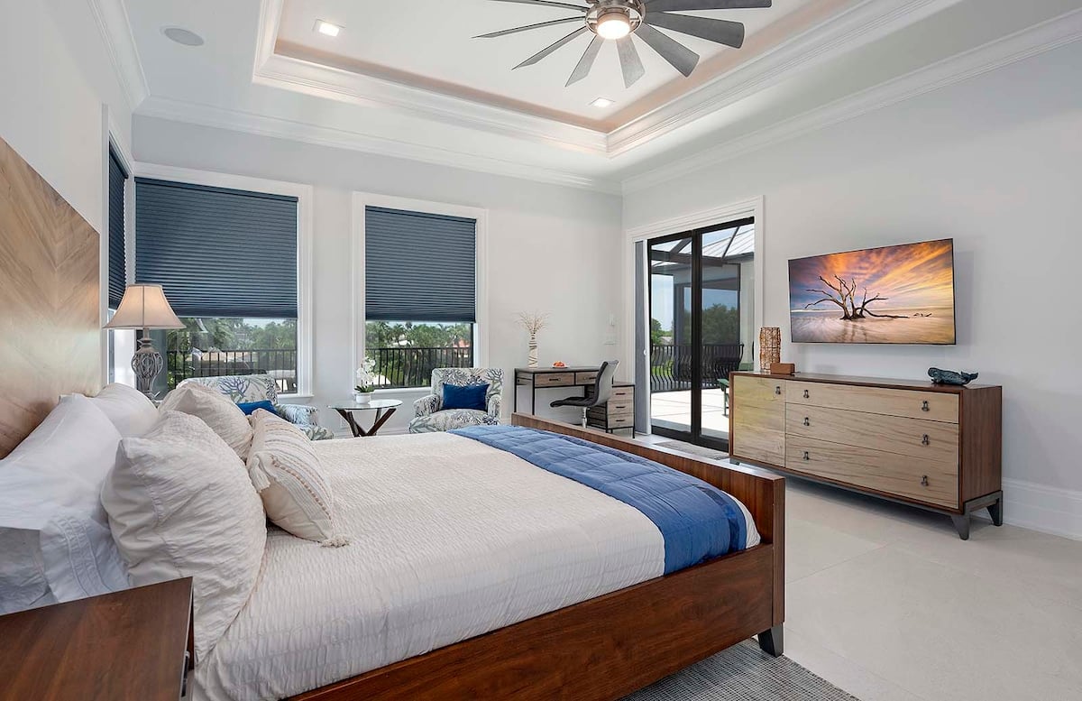 Hauptschlafzimmer im Obergeschoss mit Zugang zum Balkon