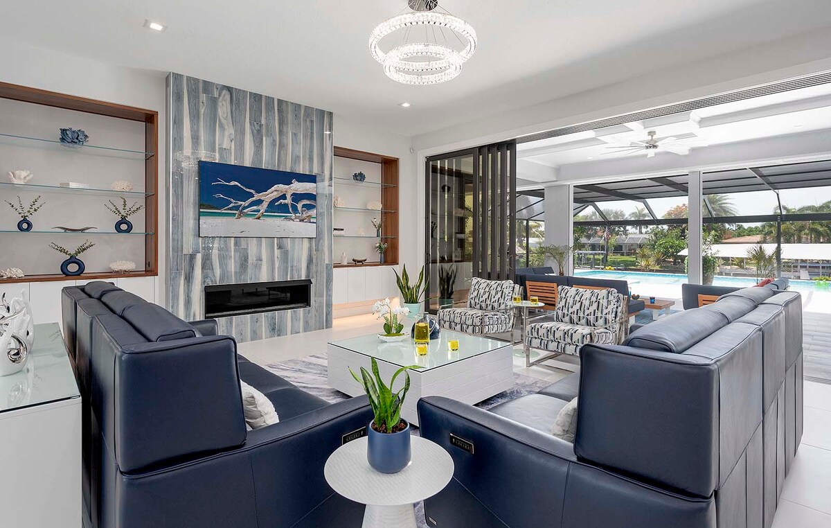 Wohnzimmer mit Recycling-Sofas und Blick auf den Pool