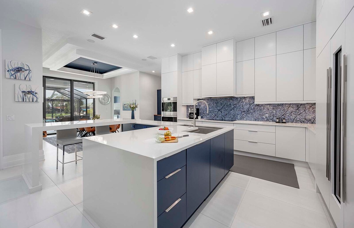 Offene Küche mit modernen Geräten