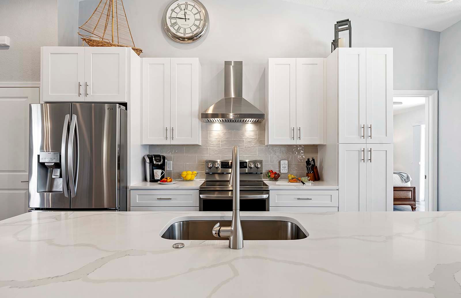 Kühlschrank mit Eismaschine und jede Menge Aufbewahrungsmöglichkeiten