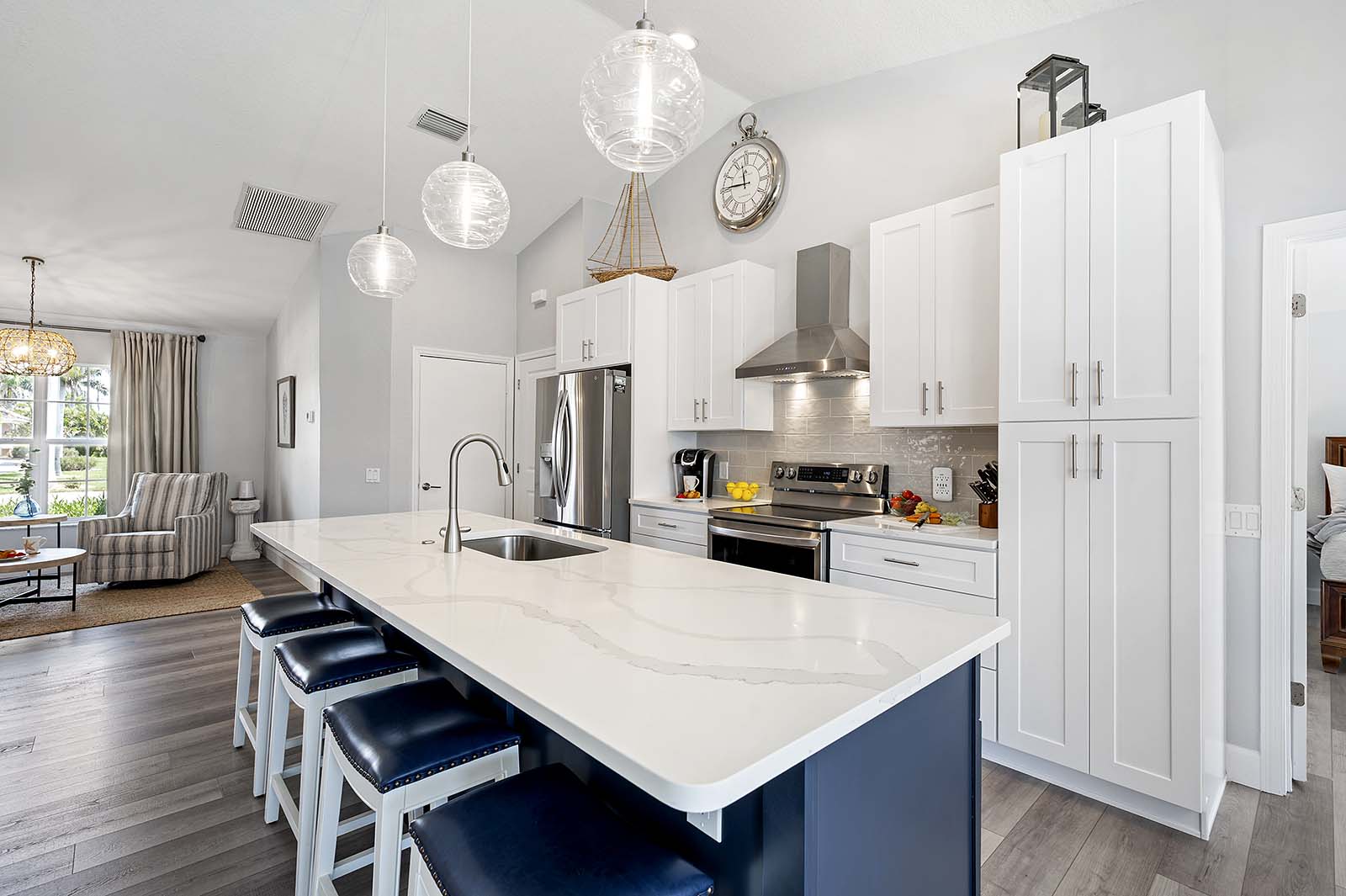 Die Kücheninsel bietet zusätzliche Sitzmöglichkeiten