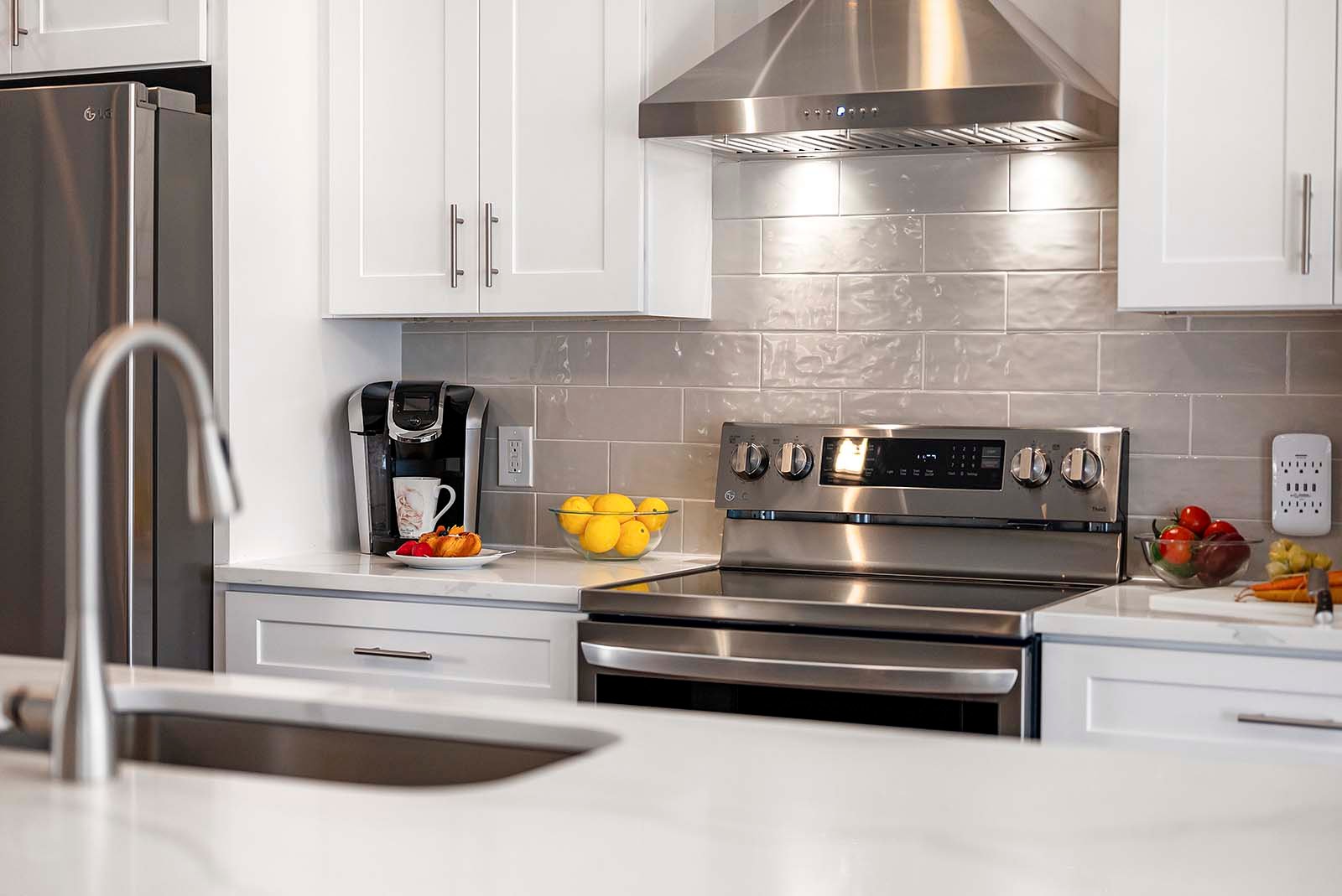 Ferienvilla am Wasser mit Bootsdock und Blick auf den Kanal.