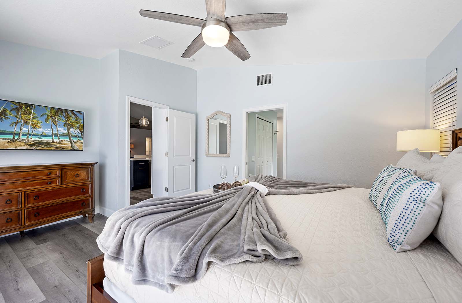 Schlafzimmer mit Kingsize-Bett und eigenem Bad