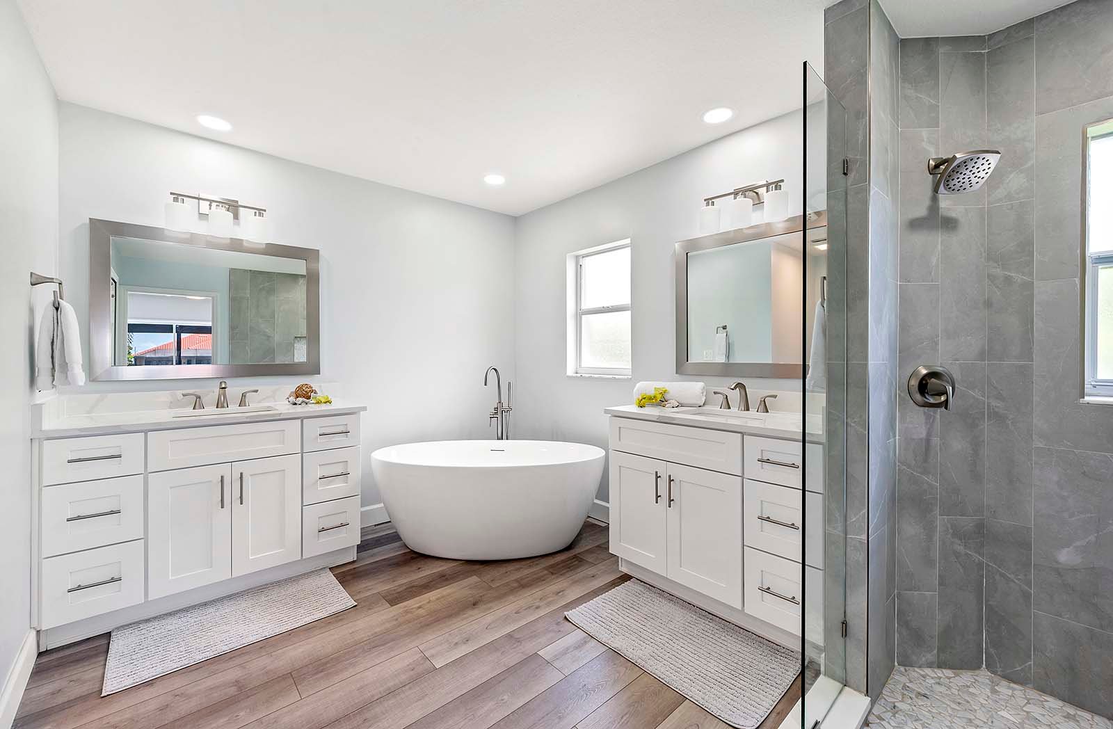 Hauptbadezimmer mit Dusche und Gartenbadewanne sowie Waschbeckenbereich für Sie und Ihn