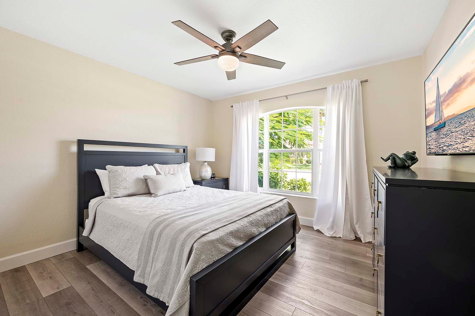 Ferienvilla am Wasser mit Bootsdock und Blick auf den Kanal.