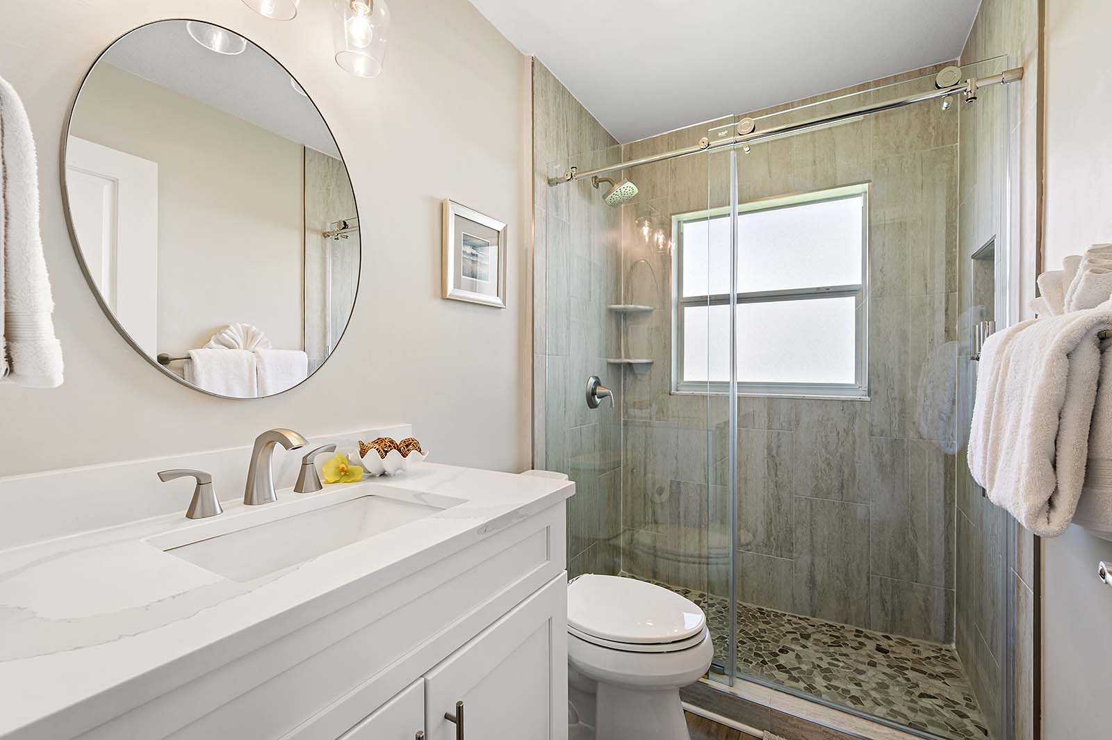 Gäste-/Flurbad mit Dusche und Waschbecken