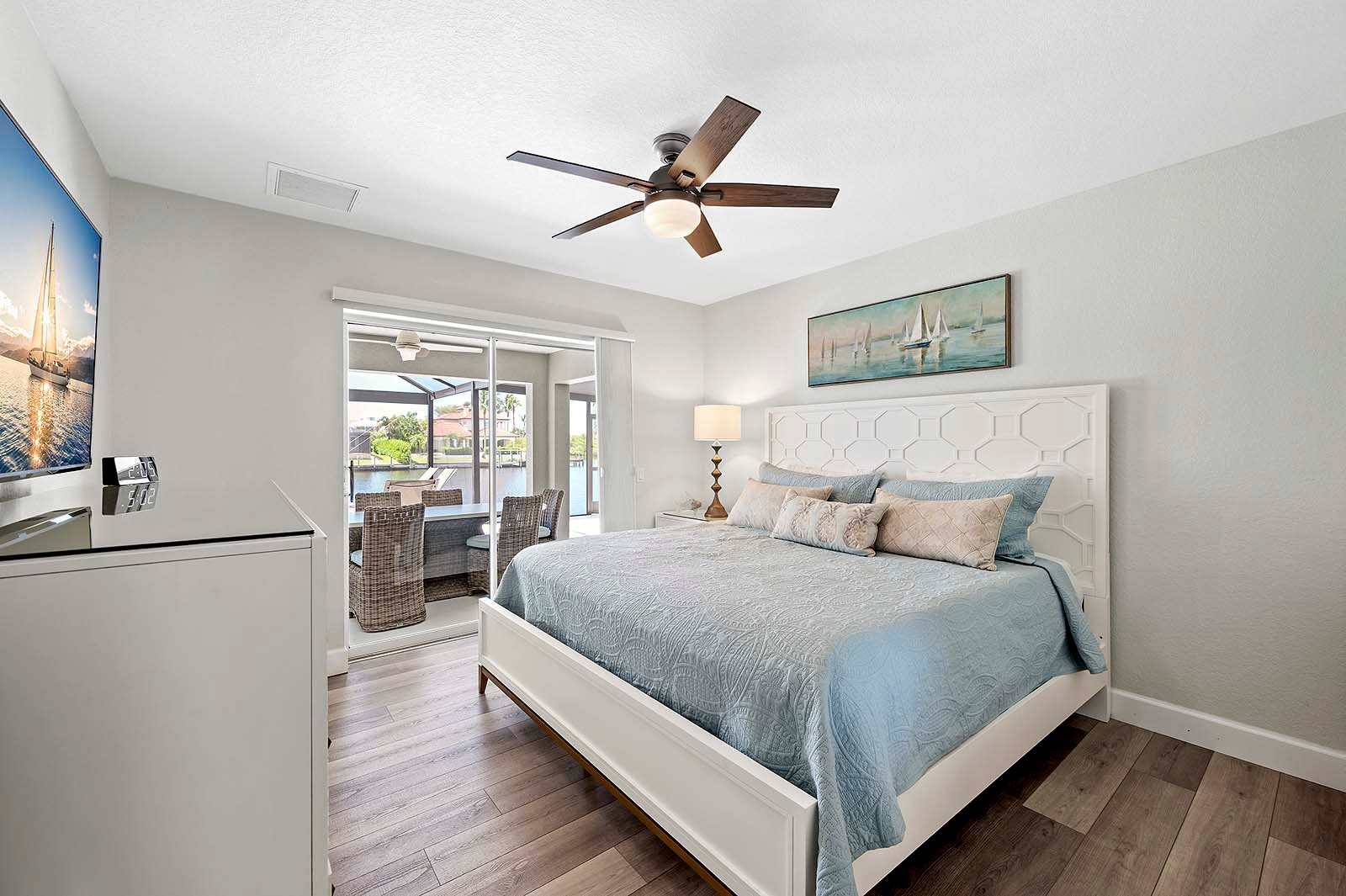 Suite mit Kingsize-Schlafzimmer und Zugang zur Veranda und zum Pool