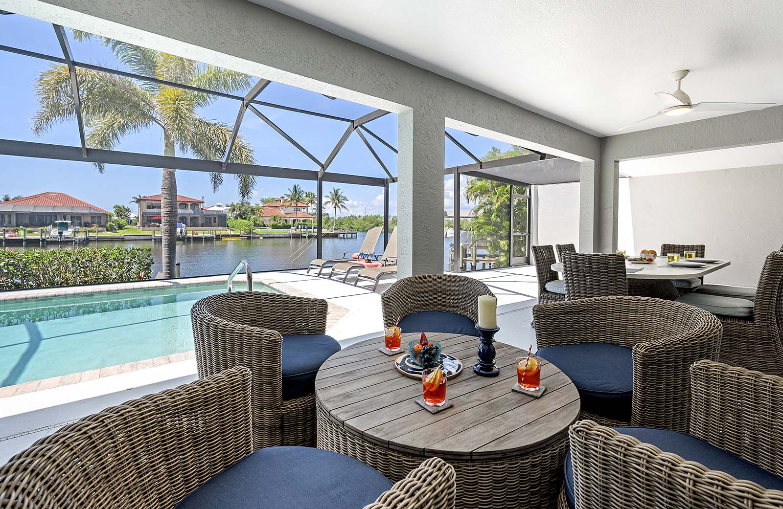 Gesprächsbereich unter der überdachten Veranda