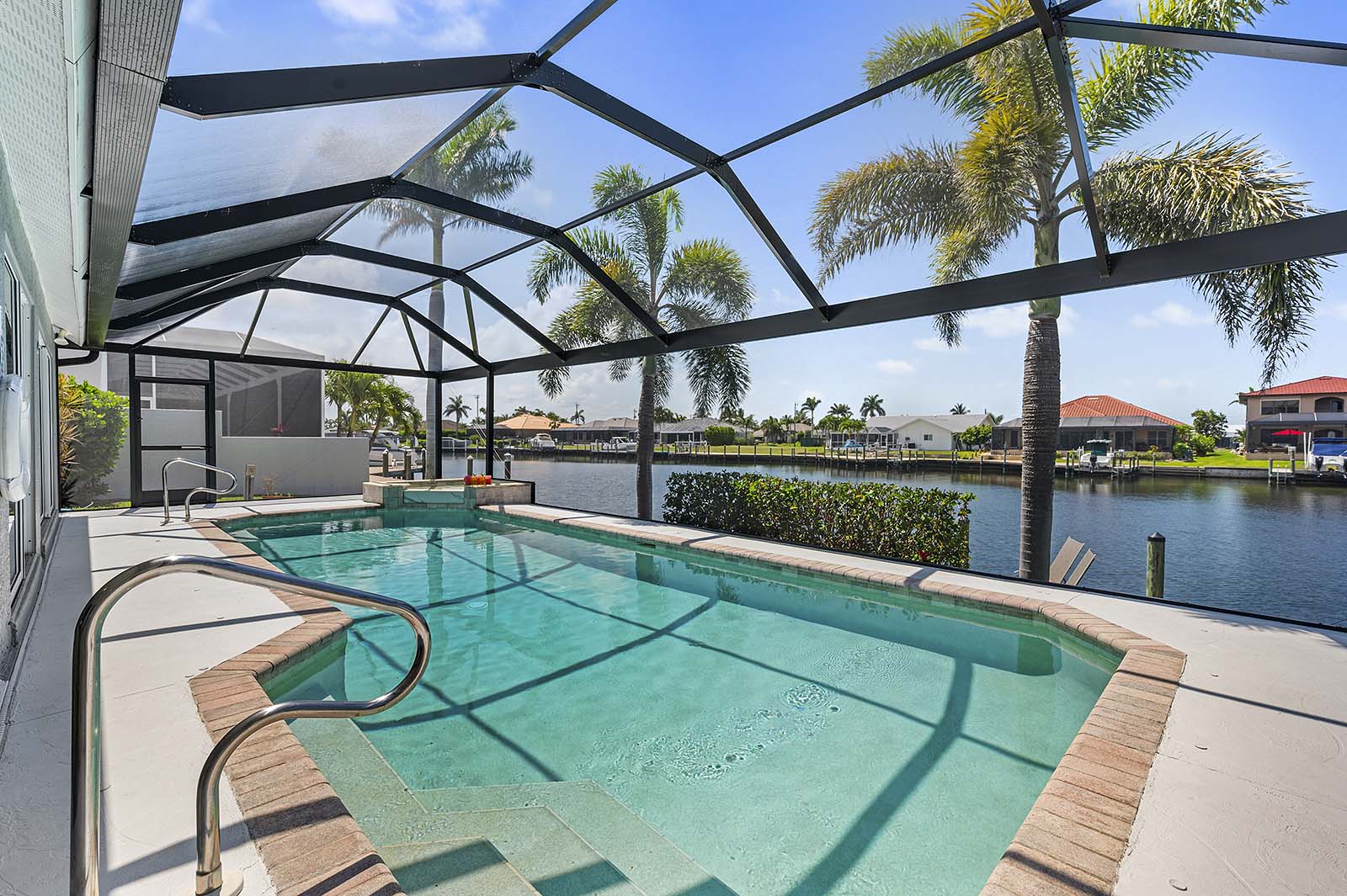 Stufen, die in den Pool führen und die Aussicht mit großem Panoramafenster öffnen