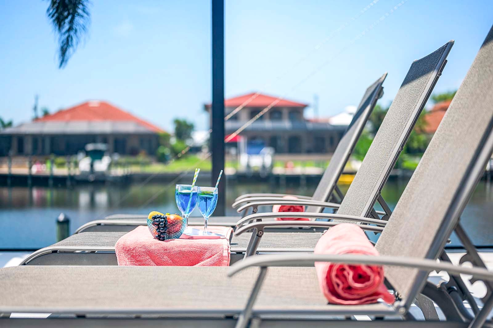 Ferienvilla am Wasser mit direktem Golfzugang und Bootsdock.
