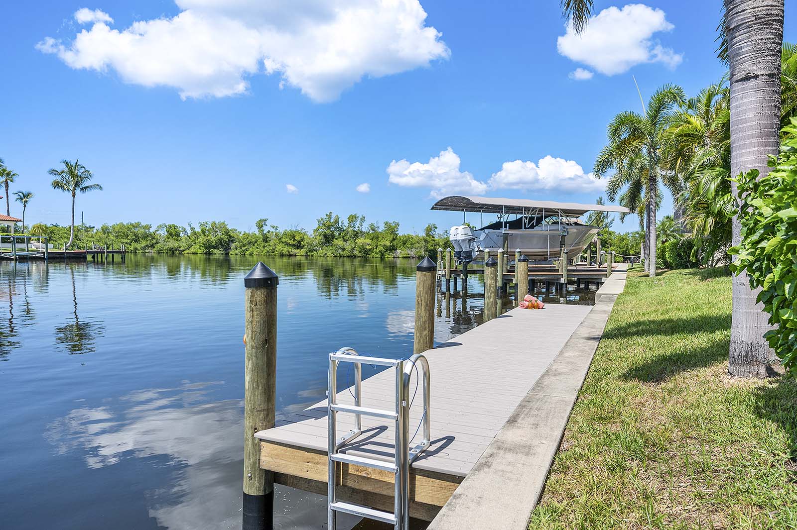 Ferienvilla am Wasser mit direktem Golfzugang in Südausrichtung.