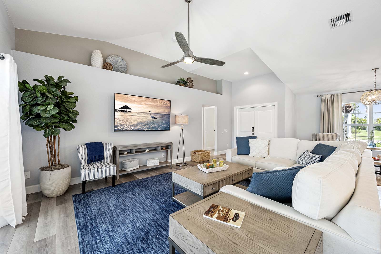 Smart-TV und Wohnzimmer mit L-förmiger Couch