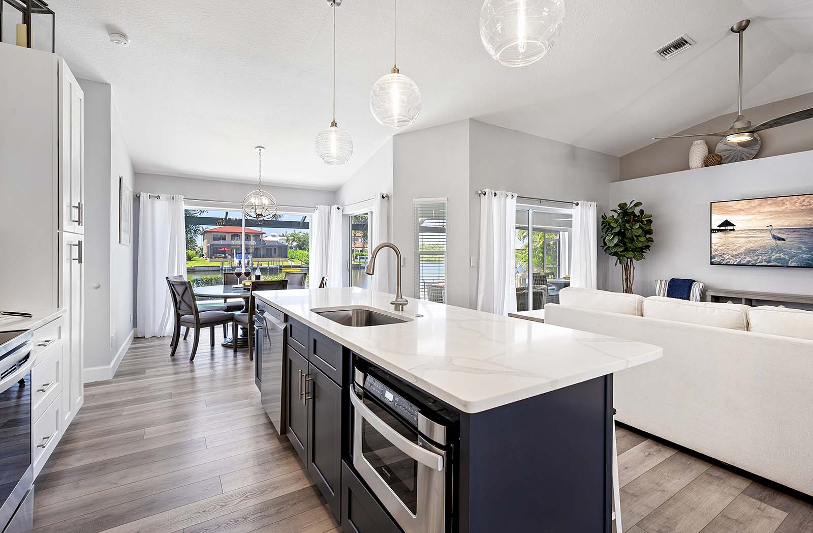 Küche mit Mittelinsel, ideal für Unterhaltung