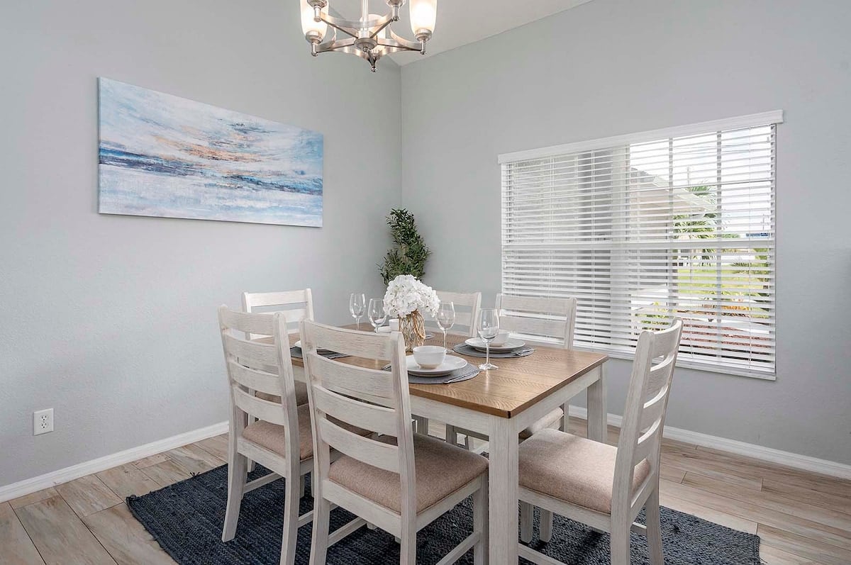 Formeller Essbereich mit Gartenblick