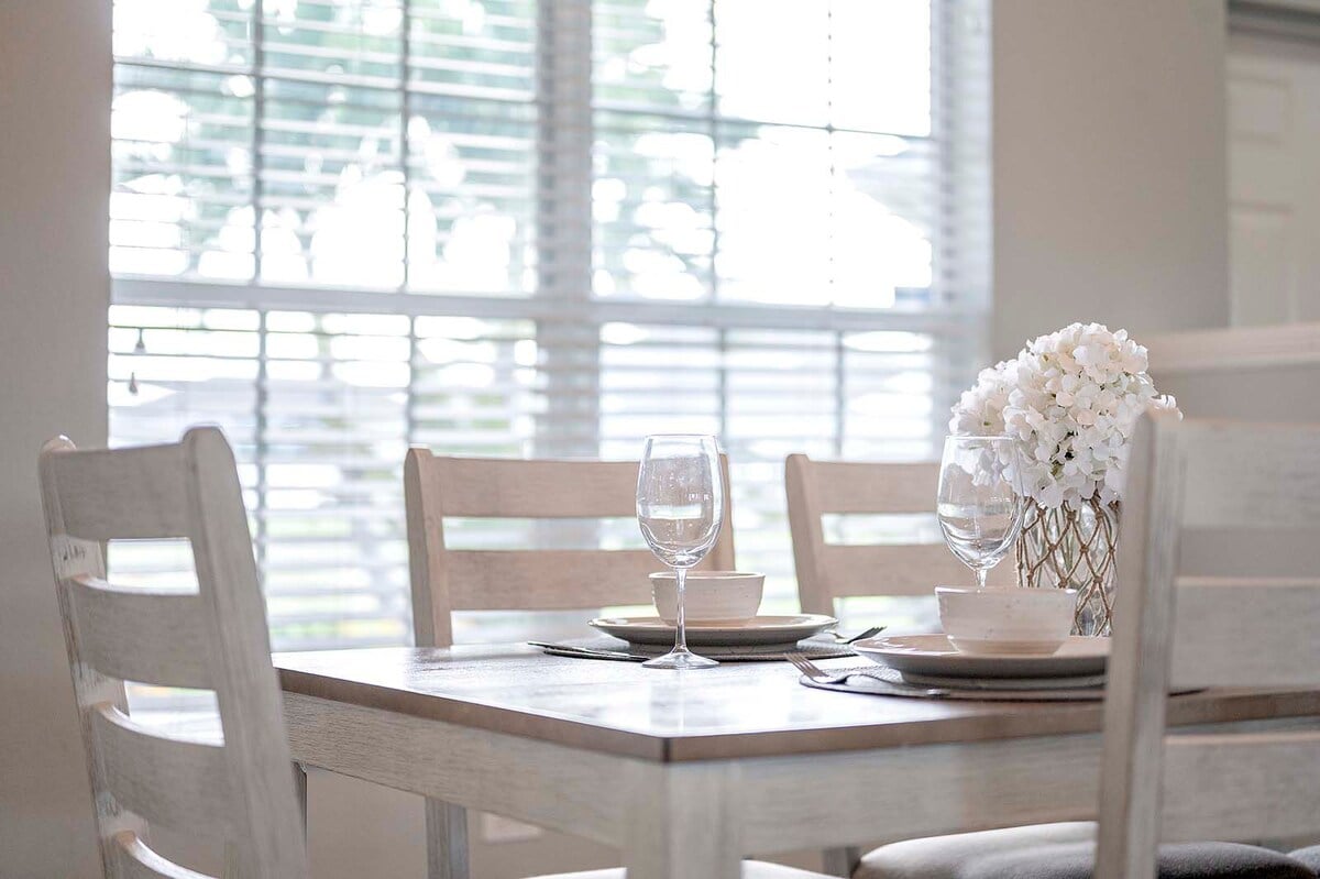 Der Essbereich bietet Platz für sechs Personen