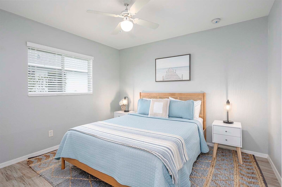 Entspannen Sie sich in diesem Schlafzimmer mit Kingsize-Bett im Boho-Stil