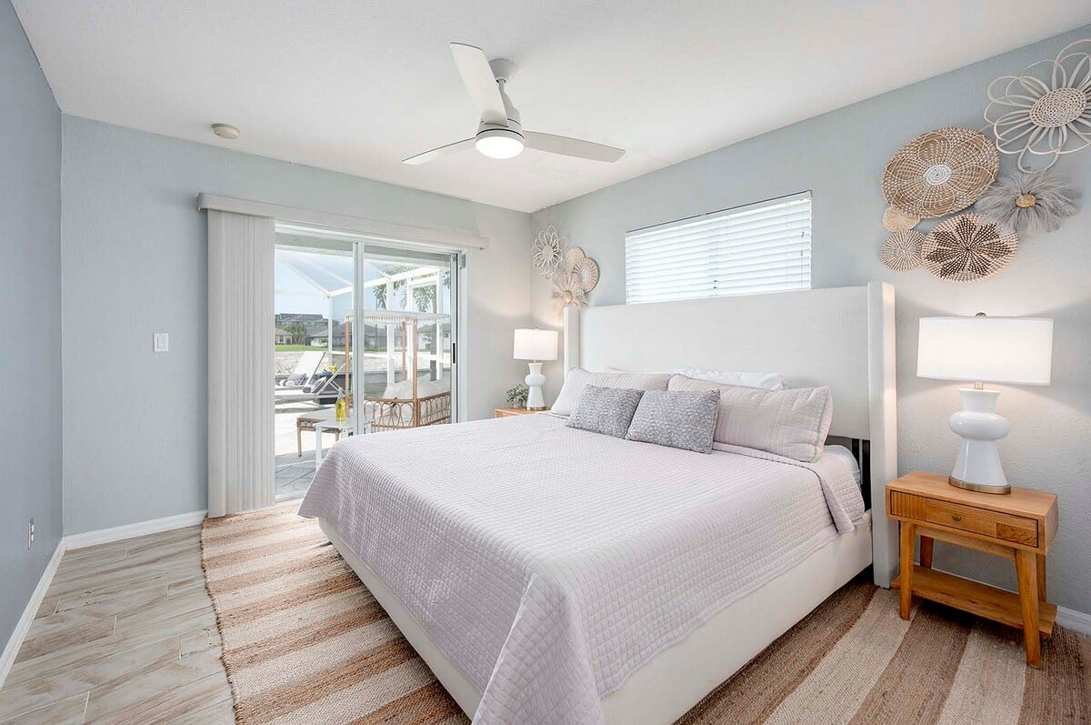 Hauptschlafzimmer mit Kingsize-Bett und Zugang zur Terrasse