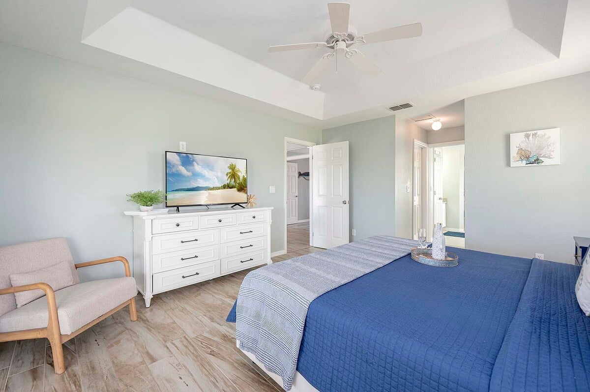 2. Hauptschlafzimmer mit Kingsize-Bett und eigenem Bad