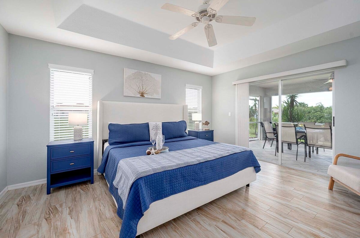 Hauptschlafzimmer mit Kingsize-Bett und Zugang zur Terrasse