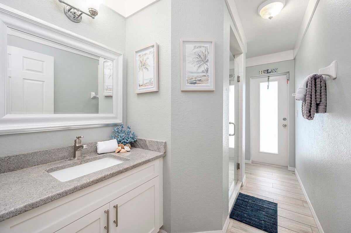 Badezimmer im Flur mit Dusche und Zugang zum Pool