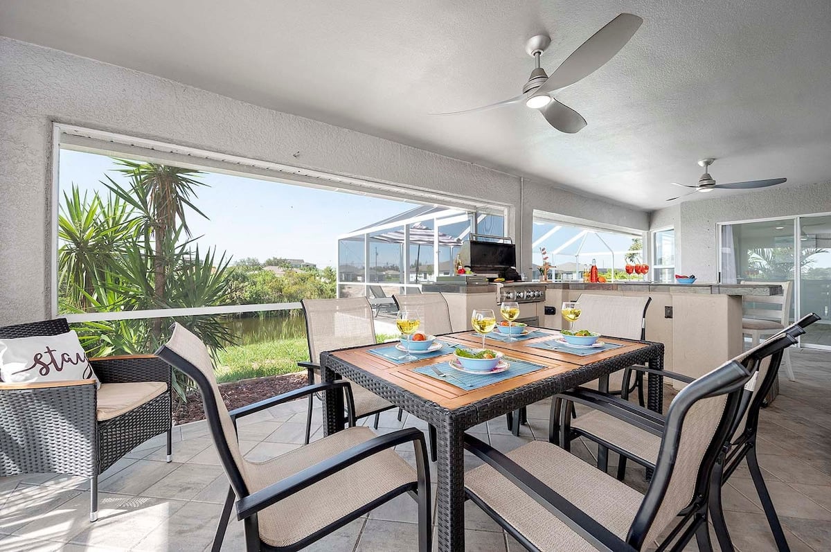 Überdachte Veranda mit Barbereich im Freien