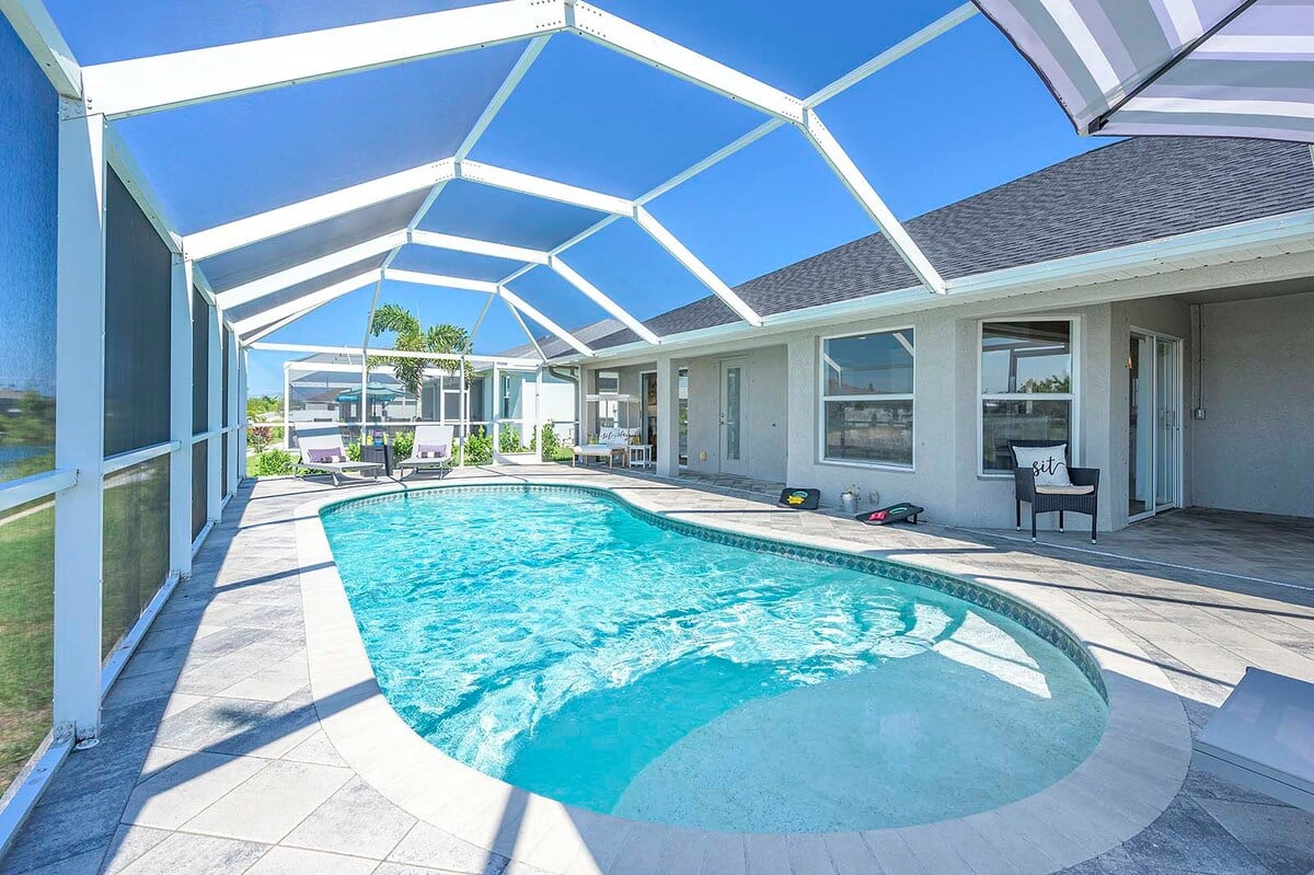 Pool mit Sonnendeck, ideal für Kinder